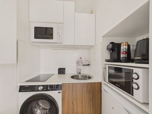 Fridge, microwave, oven, coffee/tea maker