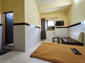Basic Double Room - Hotel Sahara Lodge (Panvel)