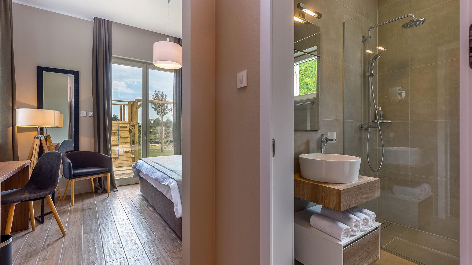 Tabla de planchar con plancha, wifi gratis, ropa de cama