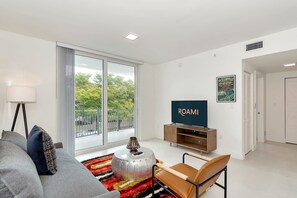 TV - Roami at Grove 27 | Coconut Grove | 1BR (Miami)