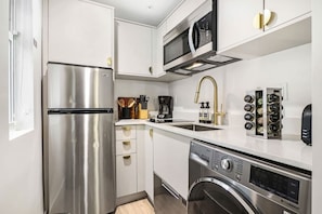 Kühlschrank, Mikrowelle, Wasserkocher mit Kaffee-/Teezubehör