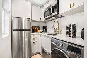 Kühlschrank, Mikrowelle, Wasserkocher mit Kaffee-/Teezubehör