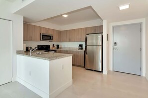 Refrigerador, microondas, placa de cocina, lavavajillas