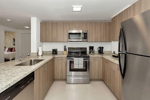 Refrigerador, microondas, placa de cocina, lavavajillas