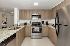 Kühlschrank, Mikrowelle, Herdplatte, Geschirrspüler