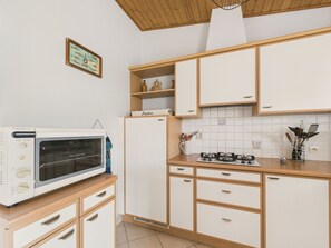 Réfrigérateur, four, lave-vaisselle, cafetière/bouilloire