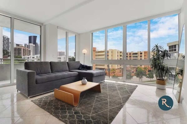 TV - Roami at Sunny Isles | Rooftop Pool | 2 BR (Sunny Isles Beach)