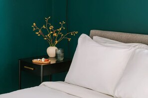 Tabla de planchar con plancha, wifi y ropa de cama