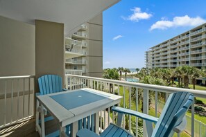 Outdoor dining - Tradewinds 208 – Beautifully Updated 1BR/2BA with Bonus Bunks and Gulf Views! (Orange Beach)