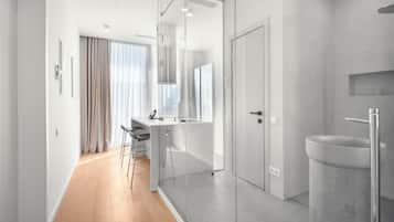 Klassieke studio suite | Luxe beddengoed, bedden met traagschuimmatrassen, een kluis op de kamer