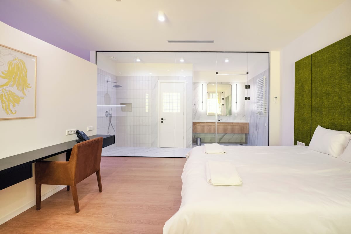 Premium bedding, in-room safe, individually decorated