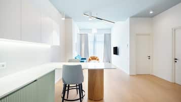 One-Bedroom Apartment with Terrace | 客廳 | 智能電視