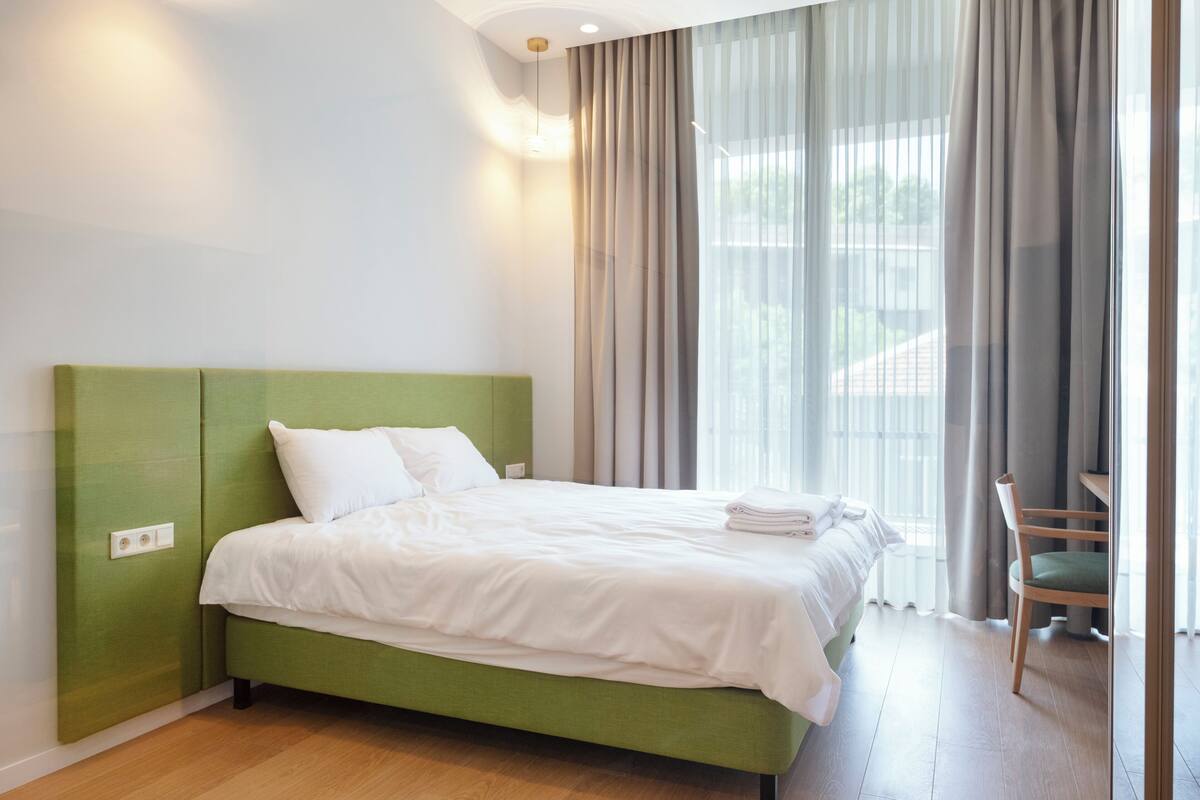 Apartamento premium | Roupas de cama premium, cofres nos quartos, individualmente decorados