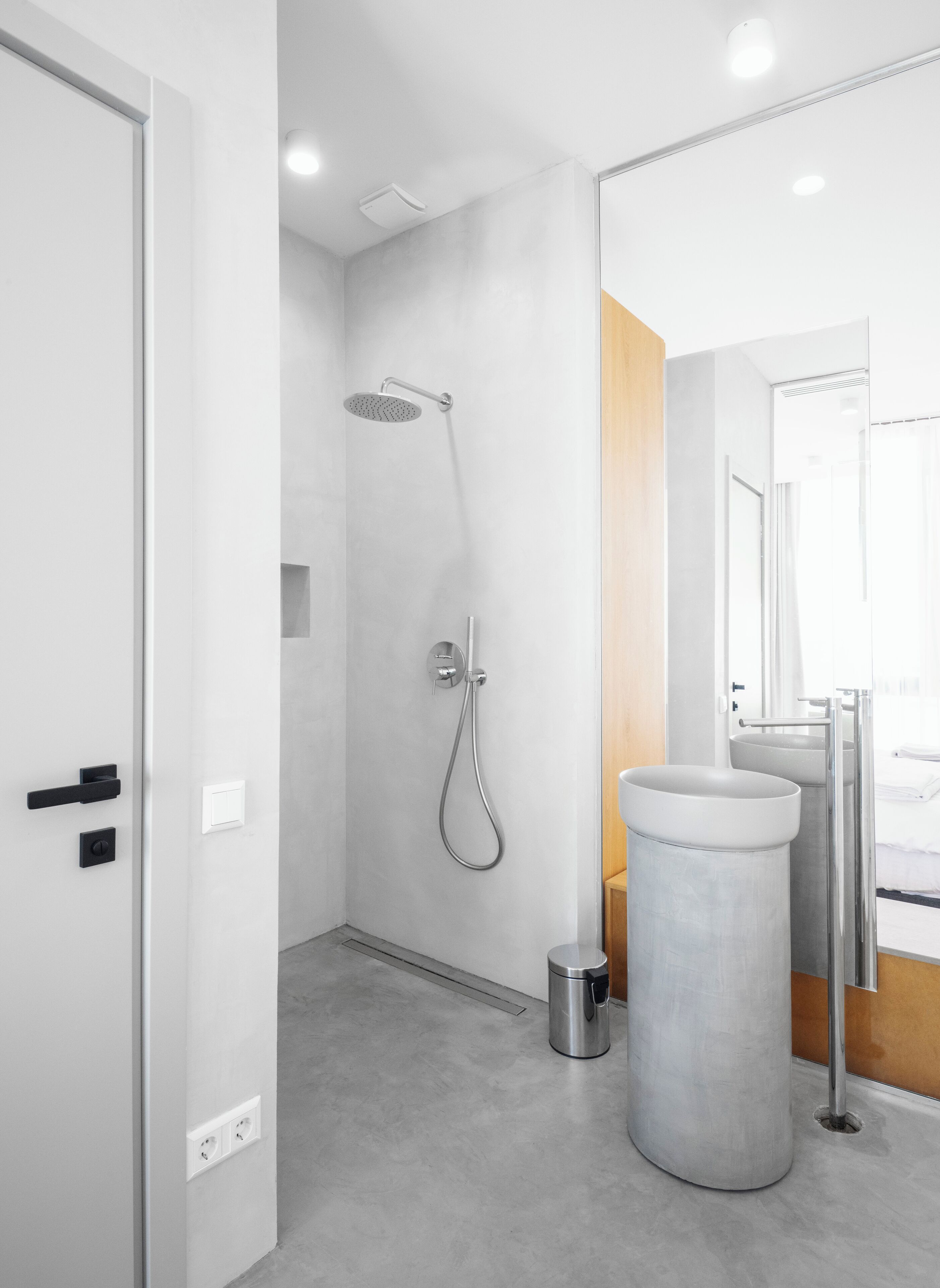 Ein modernes Badezimmer mit Dusche, Waschbecken und Toilette.