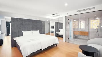 Premium bedding, in-room safe, individually decorated