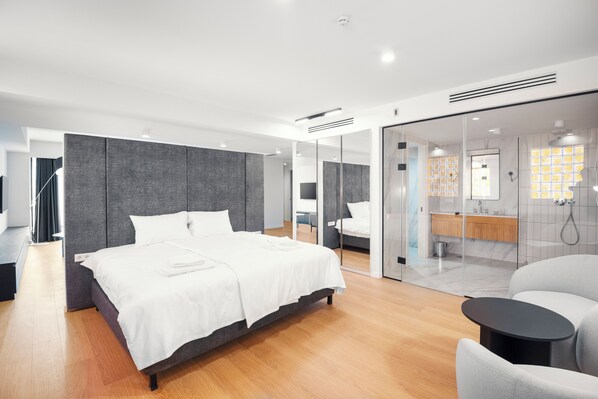 Penthouse Apartment with Terrace | 高档床上用品、记忆海绵床垫、客房内保险箱、特色装修