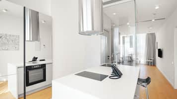 Studio Apartment With terrace | 私人廚房 | 大型雪櫃/冰箱、爐具、廚房用具/餐具/器皿、冰箱