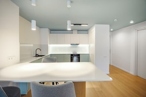 One-Bedroom Apartment with Terrace | Cozinha privada | Geladeira grande, cooktop, talheres/pratos/utensílios de cozinha
