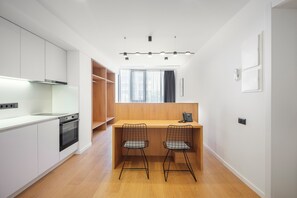 EstĂșdio clĂĄssico, vista para a cidade | Cozinha privada | Geladeira grande, fogĂŁo, cooktop, talheres/pratos/utensĂlios de cozinha