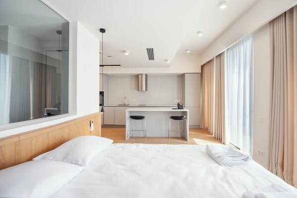 Klassieke studio suite | Luxe beddengoed, bedden met traagschuimmatrassen, een kluis op de kamer