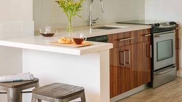 Geladeira, micro-ondas, fogão, cooktop