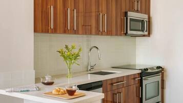 Geladeira, micro-ondas, fogão, cooktop