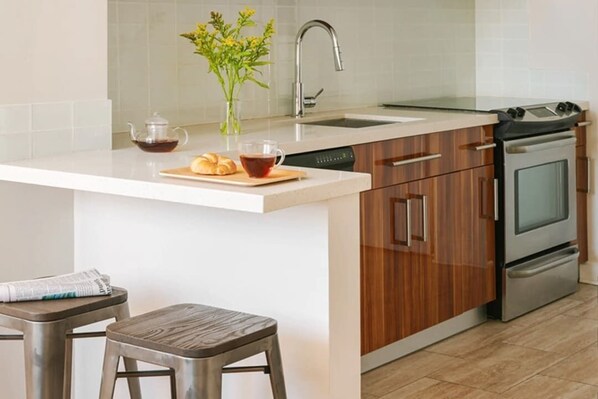 Frigorífico, microondas, horno y placa de cocina