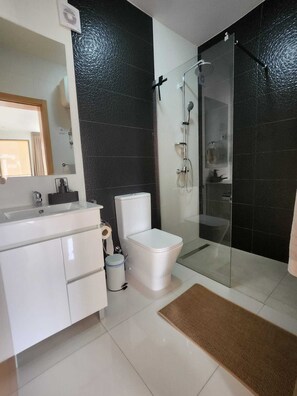 Dusche, Haartrockner, Handtücher, Seife