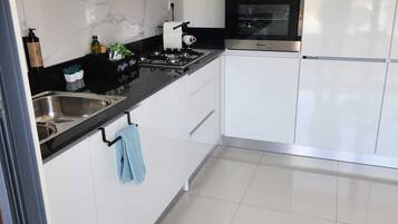 Refrigerador, microondas, horno y parrilla de estufa