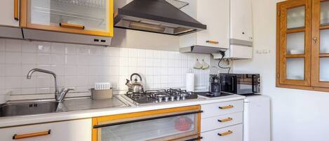 Frigorifero, microonde, piano cottura, macchina per tè/caffè