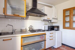 Kühlschrank, Mikrowelle, Herdplatte, Wasserkocher mit Kaffee-/Teezubehör