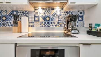 Jääkaappi, liesi, kahvin-/teenkeitin, leivänpaahdin