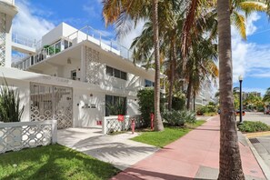 Exterior - Roami at 250 Collins | Pool | Next to Beach (Miami Beach)