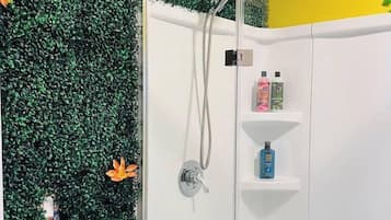Dusche, Haartrockner, Handtücher