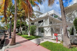 Exterior - Roami at 250 Collins | Pool | Next to Beach (Miami Beach)