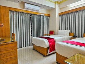 Deluxe Twin Room, Balcony, City View | In-room safe, desk, laptop workspace, soundproofing