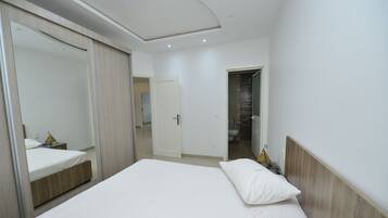 2 bedrooms, iron/ironing board, WiFi