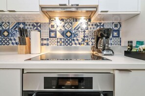 Kühlschrank, Herdplatte, Wasserkocher mit Kaffee-/Teezubehör, Toaster