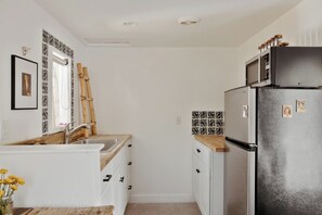 Frigorífico, microondas, cafetera o tetera y tostadora