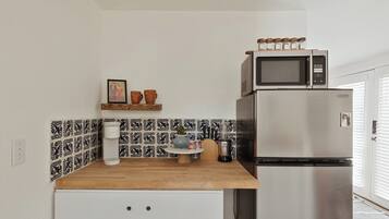 Kühlschrank, Mikrowelle, Wasserkocher mit Kaffee-/Teezubehör, Toaster