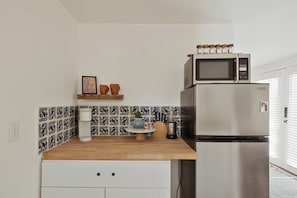 Réfrigérateur, micro-ondes, cafetière/bouilloire, grille-pain