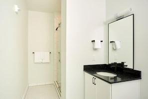Dusche, Haartrockner, Handtücher