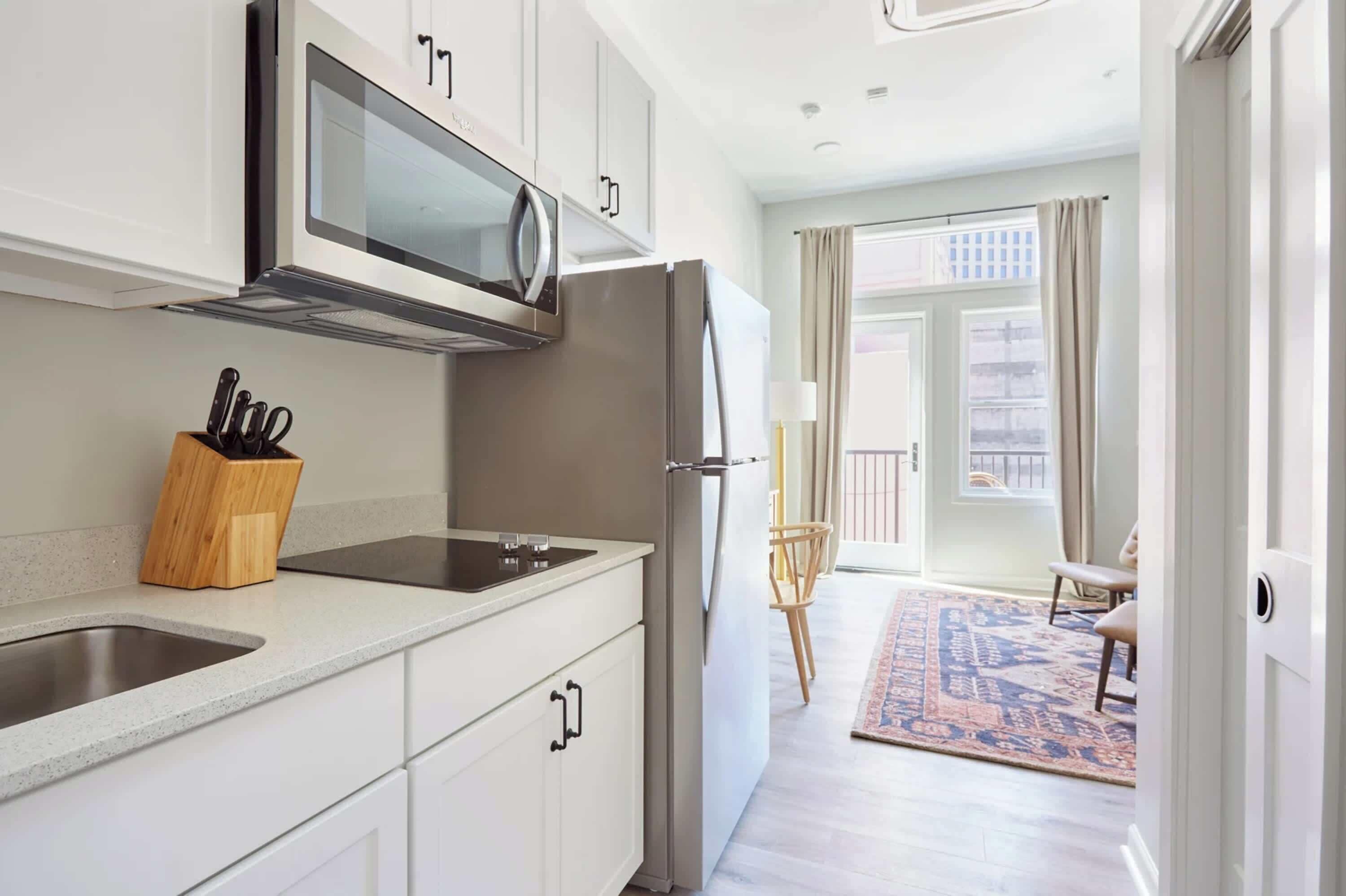 Køleskab, mikrobølgeovn, kogeplade, opvaskemaskine