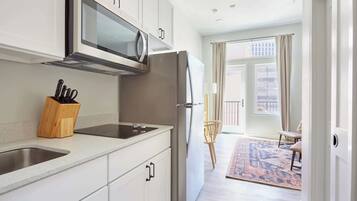 Réfrigérateur, micro-ondes, plaque de cuisson, lave-vaisselle