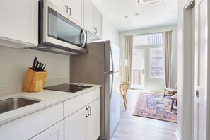 Réfrigérateur, micro-ondes, plaque de cuisson, lave-vaisselle