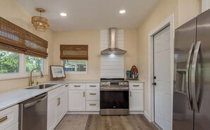 ثلاجة، ميكروويف، فرن، موقد طهي مسطح