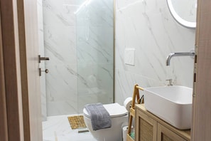 Apartamento, 2 habitaciones, balcón | Baño