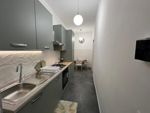 Kjøleskap, ovn, kokeplater og oppvaskmaskin
