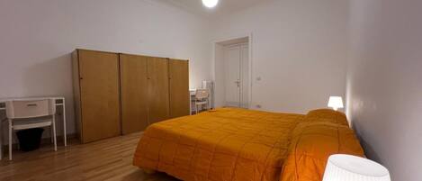 3 habitaciones, tabla de planchar con plancha, wifi y ropa de cama