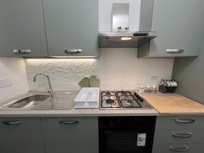 Fridge, oven, stovetop, dishwasher